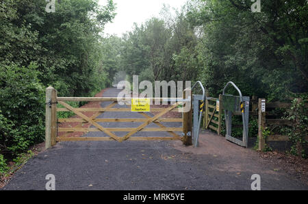 Maggio 2018 - appena ricostruito attraversamento stradale sulla linea di fragola pista ciclabile vicino Winscombe in Somerset Foto Stock