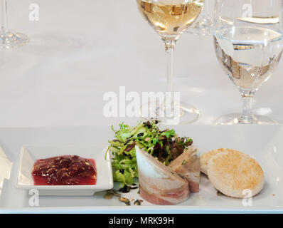 Fatto in casa il patè di coniglio con toast croccanti e salsa di mirtilli Foto Stock