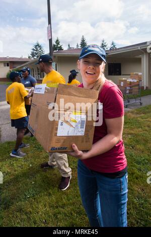 170616-N-BR551-091 BREMERTON, nello Stato di Washington (16 giugno 2017) Yeoman di terza classe Ashley Olson, assegnato alla portaerei USS John C. Stennis (CVN 74), carichi di cibo donato a Bremerton nello zaino brigata, un'organizzazione che fornisce cibo per bambini in stato di bisogno, in un veicolo durante una comunità progetto relazioni. John C. Stennis sta conducendo una prevista disponibilità incrementale a Puget Sound Naval Shipyard e Manutenzione intermedia Facility, durante il quale la nave sta subendo una manutenzione pianificata e aggiornamenti. (U.S. Foto di Marina di Massa lo specialista di comunicazione di terza classe Rayburn Dakota/rilasciato) Foto Stock