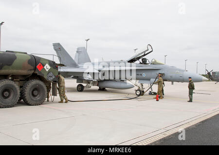 Da soldati e società, 3-10 Supporto generale del battaglione di aviazione, decimo combattere la Brigata Aerea, carburante finlandese di Air Force F-18/A Hornet jet a Lielvarde Air Base, Lettonia, il 18 maggio. Il getto e la troupe ha completato con successo un programma di test della base della striscia di atterraggio e funzioni di frenatura, la certificazione per l'utilizzo da parte di altre forze della NATO, getti in futuro. (U.S. Esercito foto di Spc. Thomas Scaggs) 170518-A-TZ475-085 Foto Stock