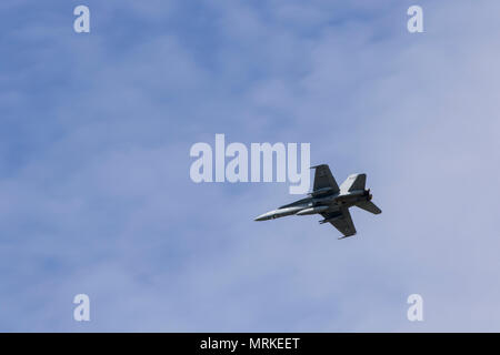 Un finlandese Air Force F-18/A Hornet jet a mosche sul carburante fornito dal decimo combattere la Brigata Aerea a Lielvarde Air Base, Lettonia, il 18 maggio. Il getto e la troupe ha completato con successo un programma di test della base della striscia di atterraggio e funzioni di frenatura, la certificazione per l'utilizzo da parte di altre forze della NATO, getti in futuro. (U.S. Esercito foto di Spc. Thomas Scaggs) 170518-A-TZ475-184 Foto Stock