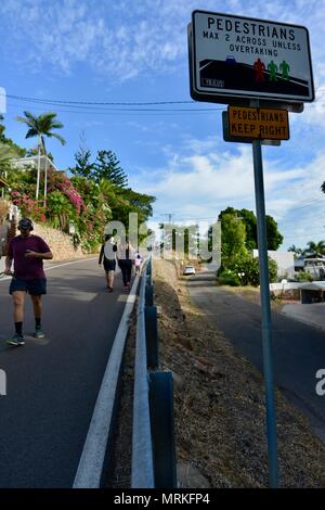 Pedoni camminare su per la Collina del Castello, Castle Hill QLD 4810, Australia Foto Stock