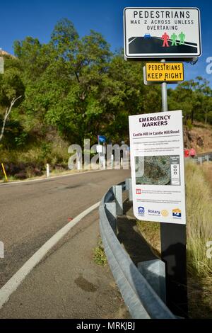 Pedoni max due attraverso a meno che il sorpasso di segno, Castle Hill QLD 4810, Australia Foto Stock