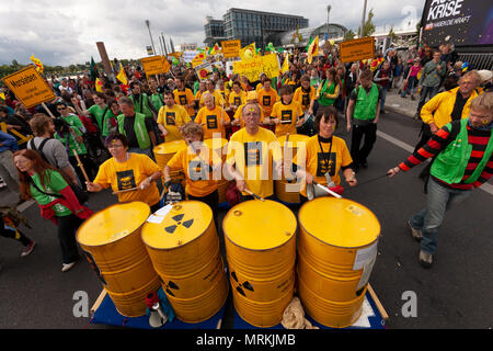 Rally contro l'energia nucleare di fronte alla stazione principale di Berlino il 5 settembre, 2009. Foto Stock