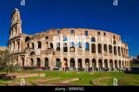 Colosseo con escursionisti e 'botticelle', la caratteristica romana carretti a cavallo Foto Stock