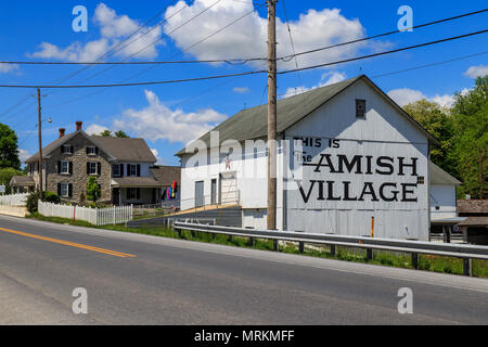 Strasburgo, PA, Stati Uniti d'America - 23 Maggio 2018: un fienile e casa di pietra sono aperti per tourising presso il villaggio Amish in Lancaster County, una meta turistica molto attractio Foto Stock