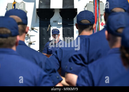 Vice Adm. Fred Midgette, Area Pacifico commander, riconosce il notevole lavoro e le realizzazioni dei guardacoste Munro il suo equipaggio durante una cerimonia in Alameda, California prima del suo equipaggio riceve l'unità meritevole di lode award, 21 giugno 2017. Munro è uno dei quattro nazionali di sicurezza homeported frese in Alameda. Stati Uniti Coast Guard foto di Sottufficiali di 2a classe di Matteo S. Masaschi. Foto Stock