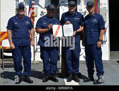 Guardacoste Munro il suo equipaggio ricevono una unità meritevole di lode award in Alameda, California per il loro duro lavoro e diligenza che conduce fino alla consegna di Munro e il compimento di un certo numero di qualifiche durante la sua pattuglia inaugurale, 21 giugno 2017. La Munro è la sesta la sicurezza nazionale taglierina commissionata dalla guardia costiera. Stati Uniti Coast Guard foto di Sottufficiali di 2a classe di Matteo S. Masaschi. Foto Stock