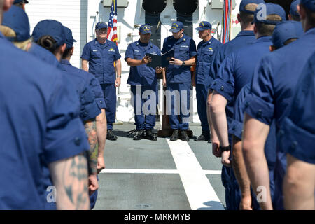 Guardacoste Munro il suo equipaggio recieve una unità meritevole di lode premio durante una cerimonia in Alameda, California per il loro duro lavoro e diligenza che conduce fino alla consegna di Munro e il compimento di un certo numero di qualifiche durante la sua pattuglia inaugurale, 21 giugno 2017. La Munro è la sesta la sicurezza nazionale taglierina commissionata dalla guardia costiera. Stati Uniti Coast Guard foto di Sottufficiali di 2a classe di Matteo S. Masaschi. Foto Stock