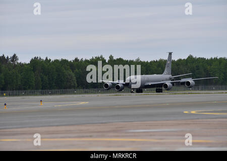 Un Michigan Air National Guard KC-135 Stratotanker atterra su una pista di aeroporto internazionale di Riga, Lettonia, Giugno 4, 2017. 11.000 NEGLI STATI UNITI E LA NATO militari membri e 20 paesi hanno partecipato all'esercizio dal 28 maggio al 24 giugno in varie regioni nella regione del Baltico e in Polonia. Foto Stock