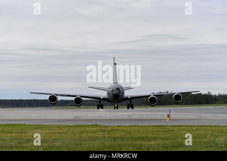 Un Michigan Air National Guard KC-135 Stratotanker taxi al proprio posto di parcheggio dopo lo sbarco Aeroporto Internazionale di Riga, Lettonia, Giugno 4, 2017. 11.000 NEGLI STATI UNITI E LA NATO militari membri e 20 paesi hanno partecipato all'esercizio dal 28 maggio al 24 giugno in varie regioni nella regione del Baltico e in Polonia. Foto Stock