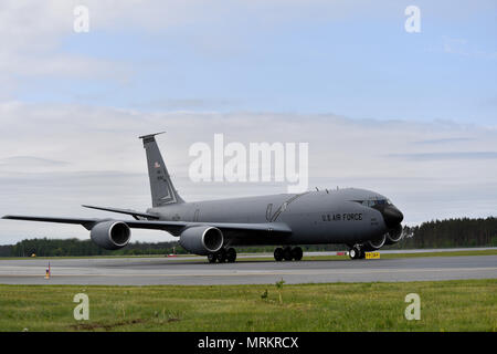 Un Michigan Air National Guard KC-135 Stratotanker taxi al proprio posto di parcheggio dopo lo sbarco Aeroporto Internazionale di Riga, Lettonia, Giugno 4, 2017. 11.000 NEGLI STATI UNITI E LA NATO militari membri e 20 paesi hanno partecipato all'esercizio dal 28 maggio al 24 giugno in varie regioni nella regione del Baltico e in Polonia. Foto Stock