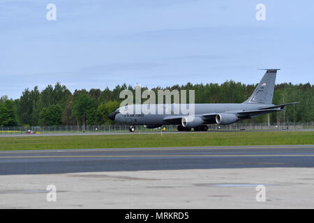 Un Michigan Air National Guard KC-135 Stratotanker taxi al proprio posto di parcheggio dopo lo sbarco Aeroporto Internazionale di Riga, Lettonia, Giugno 4, 2017. 11.000 NEGLI STATI UNITI E LA NATO militari membri e 20 paesi hanno partecipato all'esercizio dal 28 maggio al 24 giugno in varie regioni nella regione del Baltico e in Polonia. Foto Stock