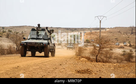 Veicoli blindati con il Senegal di quinta condizionato in Mali e in U.S. Marines con scopi speciali Air-Ground Marine Task Force - Risposta in caso di crisi - Africa condurre operazioni di convoglio durante una delle operazioni di mantenimento della pace di formazione missionaria a Thies, Senegal, Giugno 6, 2017. Marines e marinai con SPMAGTF-CR-AF è servita come istruttori e progettato il corso di formazione per migliorare il soldato' abilità per distribuire con successo a sostegno delle Nazioni Unite alle missioni di mantenimento della pace nel continente. (U.S. Marine Corps foto di Sgt. Samuel Guerra/rilasciato) Foto Stock