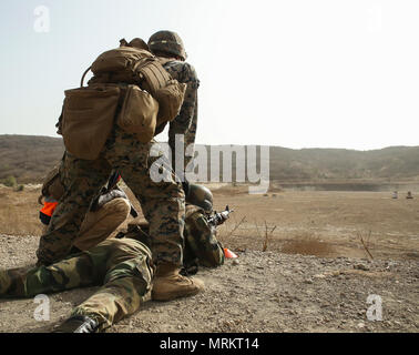 Cpl. Giona Plemer, un rifleman con scopi speciali Air-Ground Marine Task Force - Risposta in caso di crisi - Africa, osserva gli impatti di un soldato con il Senegal di quinta contingente in Mali durante un distanza incognita gamma come parte di una delle operazioni di mantenimento della pace di formazione missionaria a Thies, Senegal, 9 giugno 2017. Marines e marinai con SPMAGTF-CR-AF è servita come istruttori e progettato il corso di formazione per migliorare il soldato' abilità per distribuire con successo a sostegno delle Nazioni Unite alle missioni di mantenimento della pace nel continente. (U.S. Marine Corps foto di Sgt. Samuel Guerra/rilasciato) Foto Stock