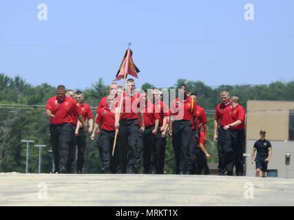 Un gruppo di cadetti con la sfida di Wisconsin Academy marzo vicino al complesso dell'Accademia Giugno 15, 2017 a Fort McCoy, Wis. i cadetti erano nella loro ultima settimana di formazione prima di laurearsi, che ha avuto luogo il 17 giugno in Necedah, Wis. la sfida Academy, un Fort McCoy organizzazione del locatario, offre ai giovani la possibilità di cambiare il senso della loro vita e di sviluppare la forza di carattere e di vita le competenze necessarie per diventare il successo, cittadini responsabili. Il programma inizia con un 5 1/2 mesi fase residenziale, seguiti da un anno di post-fase residenziale. Per ulteriori informazioni circa la ac Foto Stock