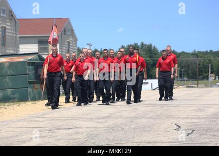 Un gruppo di cadetti con la sfida di Wisconsin Academy marzo vicino al complesso dell'Accademia Giugno 15, 2017 a Fort McCoy, Wis. i cadetti erano nella loro ultima settimana di formazione prima di laurearsi, che ha avuto luogo il 17 giugno in Necedah, Wis. la sfida Academy, un Fort McCoy organizzazione del locatario, offre ai giovani la possibilità di cambiare il senso della loro vita e di sviluppare la forza di carattere e di vita le competenze necessarie per diventare il successo, cittadini responsabili. Il programma inizia con un 5 1/2 mesi fase residenziale, seguiti da un anno di post-fase residenziale. Per ulteriori informazioni circa la ac Foto Stock