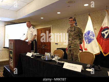 Il Mag. Gen. Terrence McKenrick, vice comandante generale, U.S. Esercito centrale, introduce il gen. Giuseppe Votel, commander, U.S. Comando centrale per i partecipanti del USARCENT CASA Forze terrestri Simposio di Alexandria, Virginia, Giugno 19-22, 2017. Il simposio ha dato i dirigenti senior di USARCENT l'opportunità di sentire da civili e militari di esperti per il Medio Oriente e l'Asia centrale e meridionale, come Votel. Foto Stock