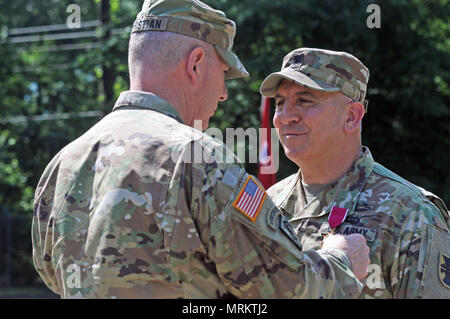 Stati Uniti La riserva di esercito di Brig. Gen. Daniel J. Cristiano, deliberando commander, 412 Teatro comando ingegnere, presenta una legione di merito per il comando in uscita dell'arruolati senior adviser, il comando Sgt. Il Mag. Richard E. Castelveter durante un cambiamento di responsabilità e di pensione di cerimonia di George A. Morris esercito centro di riserva in Vicksburg, Miss., 10 giugno 2017. Castelveter si ritira dopo più di 35 anni di onorato servizio. (U.S. La riserva di esercito Foto di Sgt. 1. Classe Clinton legno) Foto Stock