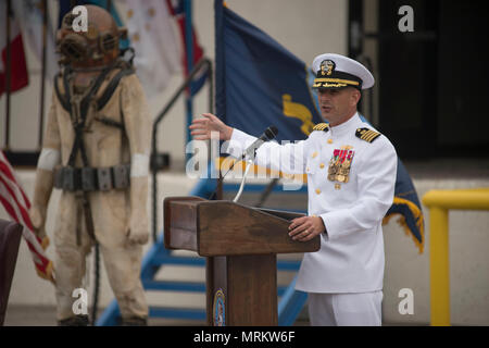 170622-N-HA376-052 PORT HUENEME, California (22 giugno 2017) Capt. Mike Saum, commodore, costruzione navale gruppo (NCG) 1, parla al cambiare del comando cerimonia per la subacquea del team di costruzione (UCT) 2. Durante la cerimonia, Lt. La Cmdr. Michael Dobling alleviato Lt. La Cmdr. Justin Spinks come comandante della squadra. UCT 2 fornisce la costruzione, ispezione, riparazione e manutenzione di waterfront e attrezzature subacquee a sostegno del Navy e Marine Corps operations. UCT Seabees hanno la capacità unica di eseguire poco profonda, in acque profonde e costruzione terrestre. (U.S. Foto di Marina di Massa Capo Co Foto Stock