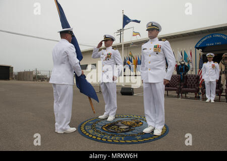 170622-N-HA376-138 PORT HUENEME, California (22 giugno 2017) Lt. La Cmdr. Justin Spinks saluta costruzione subacquea Team (UCT) 2's bandiera durante una modifica del comando cerimonia per il team. Durante la cerimonia, Spinks è stata sollevata come comandante della squadra da Lt. La Cmdr. Micheal Dobling. UCT 2 fornisce la costruzione, ispezione, riparazione e manutenzione di waterfront e attrezzature subacquee a sostegno del Navy e Marine Corps operations. UCT Seabees hanno la capacità unica di eseguire poco profonda, in acque profonde e costruzione terrestre. (U.S. Foto di Marina dal direttore di comunicazione di massa di Lowell specializzati Foto Stock