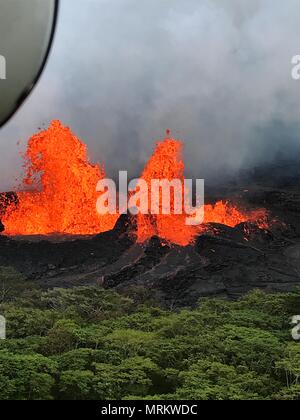 Di lava fusa fuoriesce centinaia di piedi in aria a fessura 22 dall'eruzione del vulcano Kilauea Maggio 21, 2018 in Pahoa, Hawaii. Foto Stock