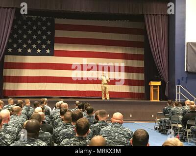 170622-N-N-0601-002 BREMERTON, nello Stato di Washington (Giugno, 22, 2017) Flotta Master Chief Russell Smith parla con i marinai durante una chiamata di mani a base navale Kitsap-Bremerton. Il capo del personale della Marina (CNP) Vice Adm. Robert Burke e Smith discusso Sailor 2025 e i recenti cambiamenti nel personale programmi come la disponibilità fisica prova il nuovo anno di elevata conduzione politica e miscelato sistema di pensionamento. (U.S. Navy foto di Lt. La Cmdr. Nathan Christensen/rilasciato) Foto Stock