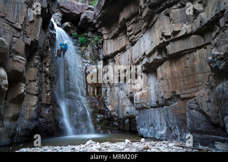 Scendere lungo un canyon in Arizona Foto Stock