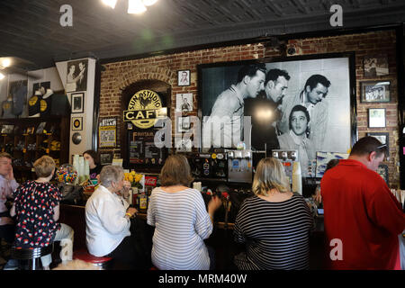 Visitatori all'interno del negozio di articoli da regalo e cafe del leggendario Sun Studio a Memphis. Tennessee. Stati Uniti d'America Foto Stock