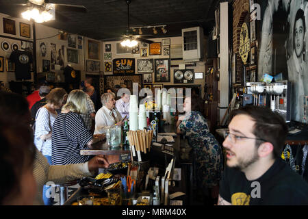 Visitatori all'interno del negozio di articoli da regalo e cafe del leggendario Sun Studio a Memphis. Tennessee. Stati Uniti d'America Foto Stock