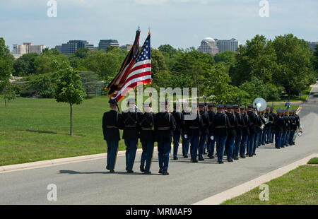 Stati Uniti - 11 Giugno: Capt. George L. Barton U.S. Esercito, 101st Airborne Division è stata oggi sepolto al cimitero nazionale di Arlington, in Arlington vergine Foto Stock