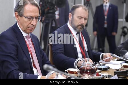 EFE Presidente Jose Antonio Vera, sinistra e DPA CEO Peter Kropsch, destra, durante un incontro con il presidente russo Vladimir Putin a margine del ventiduesimo San Pietroburgo International Economic Forum 25 Maggio 2018 a San Pietroburgo, Russia. (Presidenza russa via Planetpix) Foto Stock