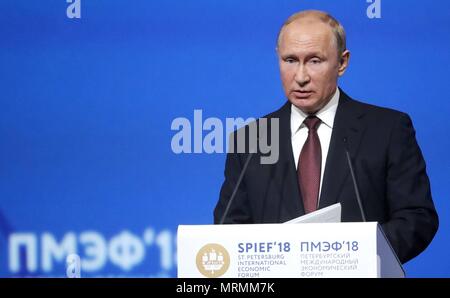 Il presidente russo Vladimir Putin gli indirizzi della sessione plenaria della XXII San Pietroburgo International Economic Forum 25 Maggio 2018 a San Pietroburgo, Russia. (Presidenza russa via Planetpix) Foto Stock