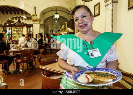 Città del Messico, ispanico etnia Alvaro Obregon San Angel, Sanborns, ristorante ristoranti ristorazione caffè caffè, all'interno, donna donne, cameriera server Foto Stock