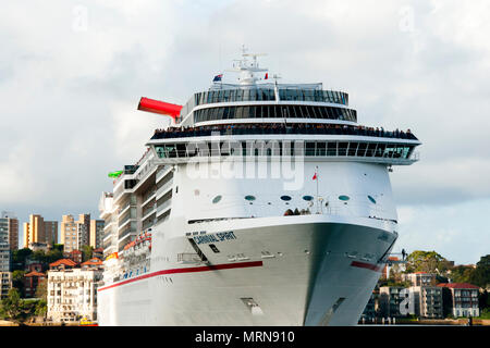 SYDNEY, Australia - Aprile 4, 2018: Carnevale spirito nave da crociera lasciando docs di Circular Quay Foto Stock