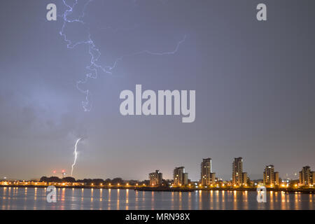Londra, UK, 27 maggio 2018 la notte i temporali visto sul Fiume Tamigi a Londra per un weekend di festa con un fulmine colpisce il terreno in prossimità di un blocco di appartamenti -. Credito: un Christy/Alamy Live News. Foto Stock