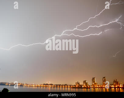 Londra, UK, 27 maggio 2018 la notte i temporali visto sul Fiume Tamigi a Londra per un weekend di festa con un fulmine colpisce il terreno in prossimità di un blocco di appartamenti -. Credito: un Christy/Alamy Live News. Foto Stock
