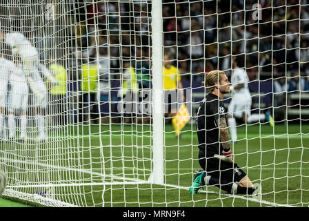 Kiev. 26 Maggio, 2018. Liverpool portiere Loris Karius reagisce durante la finale di UEFA Champions League match tra Liverpool e Real Madrid a Kiev in Ucraina il 26 maggio 2018. Real Madrid rivendicato il titolo con 3-1. Credito: Wu Zhuang/Xinhua/Alamy Live News Foto Stock