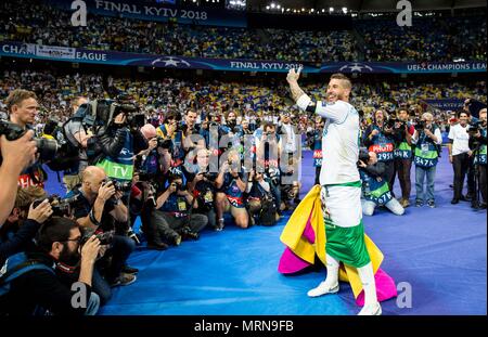 Kiev, Ucraina. 26 Maggio, 2018. Sergio Ramos del Real Madrid celebra dopo la finale di UEFA Champions League match tra Liverpool e Real Madrid a Kiev in Ucraina, il 26 maggio 2018. Real Madrid rivendicato il titolo con 3-1. Credito: Wu Zhuang/Xinhua/Alamy Live News Foto Stock