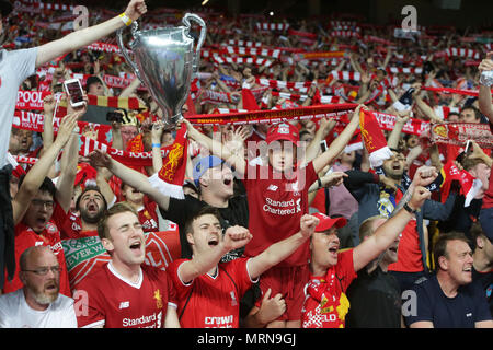 Kiev. 26 Maggio, 2018. Tifosi del Liverpool allegria durante la finale di UEFA Champions League match tra Liverpool e Real Madrid a Kiev in Ucraina il 26 maggio 2018. Real Madrid rivendicato il titolo con 3-1. Credito: Sergey/Xinhua/Alamy Live News Foto Stock