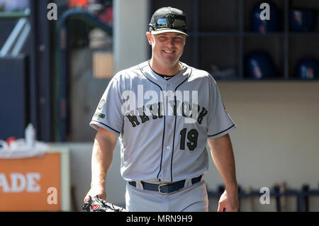 Milwaukee, WI, Stati Uniti d'America. 26 Maggio, 2018. New York Mets diritto fielder Jay Bruce #19 prima della Major League Baseball gioco tra il Milwaukee Brewers e il New York Mets a Miller Park di Milwaukee, WI. John Fisher/CSM/Alamy Live News Foto Stock