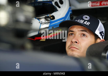 Concord, North Carolina, Stati Uniti d'America. 26 Maggio, 2018. Kyle Larson (42) cinghie nella sua automobile a pratica per la coca-cola 600 a Charlotte Motor Speedway in concordia, North Carolina. Credito: Chris Owens Asp Inc/ASP/ZUMA filo/Alamy Live News Foto Stock