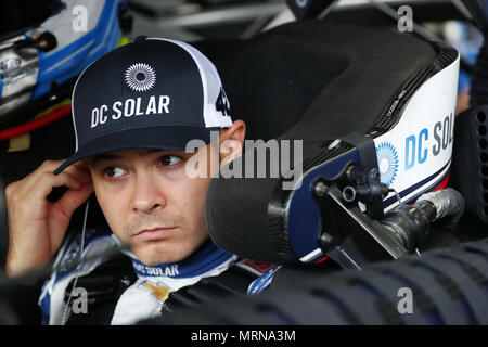 Concord, North Carolina, Stati Uniti d'America. 26 Maggio, 2018. Kyle Larson (42) cinghie nella sua automobile a pratica per la coca-cola 600 a Charlotte Motor Speedway in concordia, North Carolina. Credito: Chris Owens Asp Inc/ASP/ZUMA filo/Alamy Live News Foto Stock