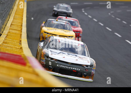 Concord, North Carolina, Stati Uniti d'America. 26 Maggio, 2018. Garrett Smithley (0) porta la sua auto attraverso le spire durante il Alsco 300 a Charlotte Motor Speedway in concordia, North Carolina. Credito: Chris Owens Asp Inc/ASP/ZUMA filo/Alamy Live News Foto Stock