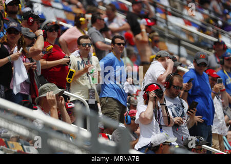 Concord, North Carolina, Stati Uniti d'America. 26 Maggio, 2018. Tifosi guardare durante il Alsco 300 a Charlotte Motor Speedway in concordia, North Carolina. Credito: Chris Owens Asp Inc/ASP/ZUMA filo/Alamy Live News Foto Stock