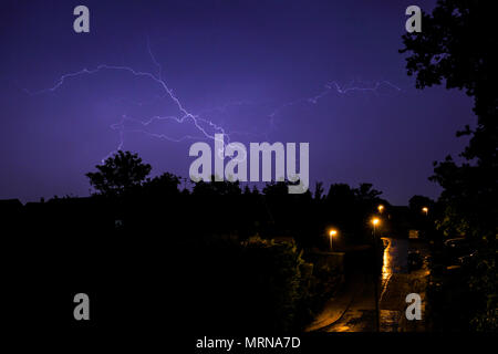 Walsall, West Midlands, Regno Unito, 27 maggio 2018. Un temporale passa sopra Walsall nel West Midlands nelle prime ore del 27 maggio 2018. credito Shaun borsisti / Alamy Live News Foto Stock