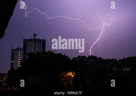 Walsall, West Midlands, Regno Unito, 27 maggio 2018. Un temporale passa sopra Walsall nel West Midlands nelle prime ore del 27 maggio 2018. credito Shaun borsisti / Alamy Live News Foto Stock