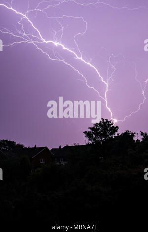 Walsall, West Midlands, Regno Unito, 27 maggio 2018. Un temporale passa sopra Walsall nel West Midlands nelle prime ore del 27 maggio 2018. credito Shaun borsisti / Alamy Live News Foto Stock