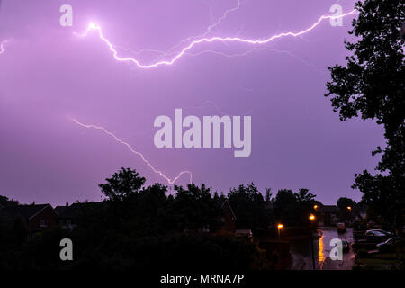 Walsall, West Midlands, Regno Unito, 27 maggio 2018. Un temporale passa sopra Walsall nel West Midlands nelle prime ore del 27 maggio 2018. credito Shaun borsisti / Alamy Live News Foto Stock