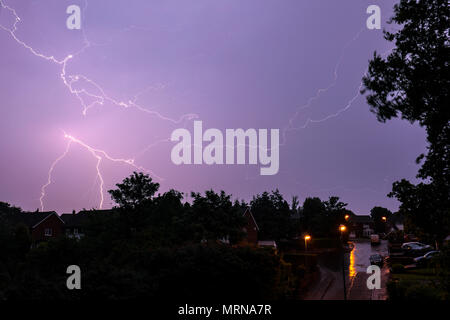 Walsall, West Midlands, Regno Unito, 27 maggio 2018. Un temporale passa sopra Walsall nel West Midlands nelle prime ore del 27 maggio 2018. credito Shaun borsisti / Alamy Live News Foto Stock